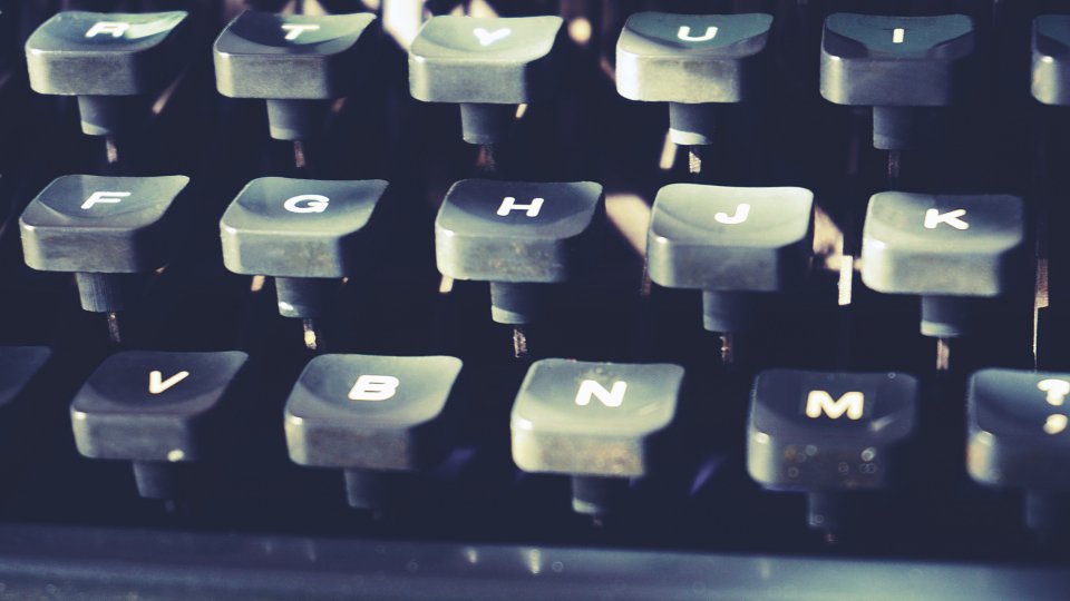 Írógép billentyűi közelről: a Google szerint a szerző valódisága a minőség része