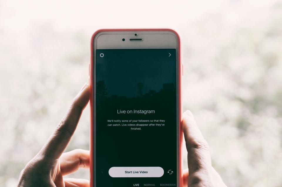 Instagram alkalmazás egy okostelefonon: Instagram marketing tippek vállalkozásoknak