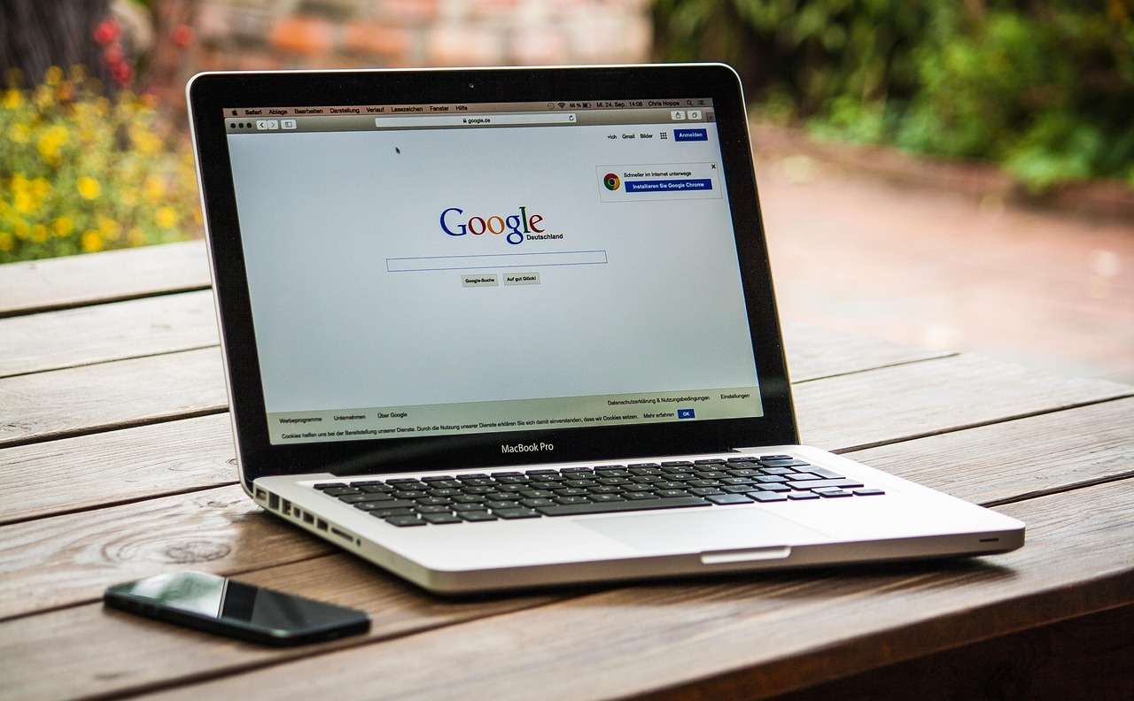 Emberi hitelesség a gépi tartalom korában: miért lett SEO-kérdés az AI-detektálás?