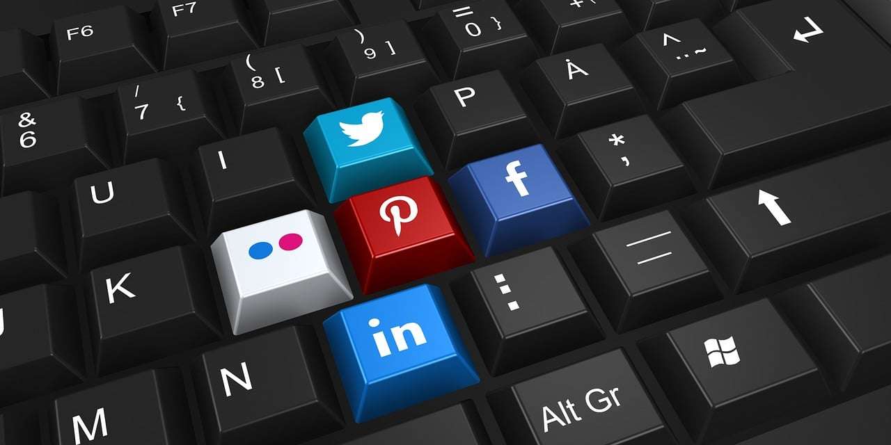Facebook hirdetés mint mankó – veszélyes út, ami eleinte segít járni, később járásképtelenné tesz